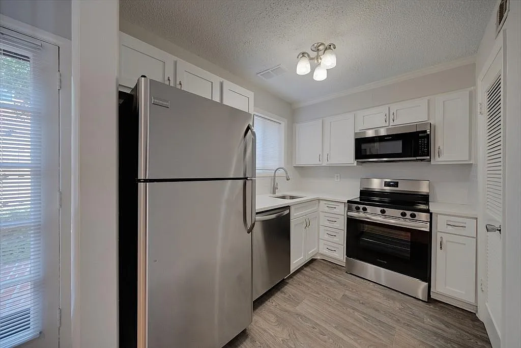 2 bed, 1.5 bath, 1064 sqft, $1,800 — Photo 3
