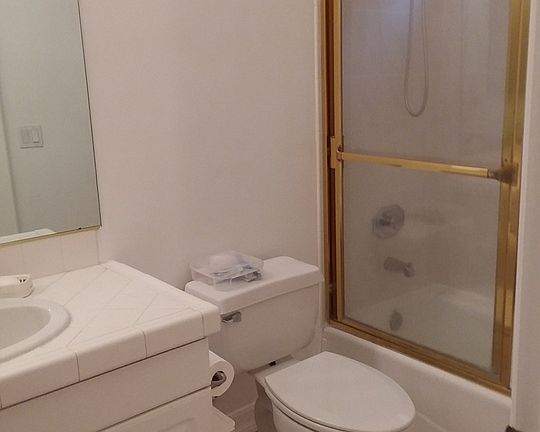4th image of 2256 Montrose Ave Unit 12