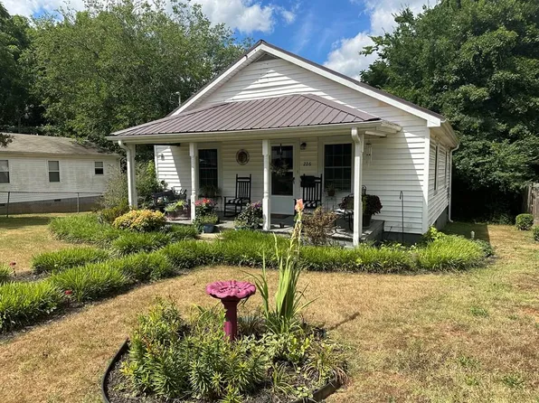 226 N Washington St, Chase City, VA 23924