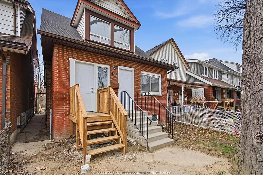 435 Caron Ave photo 1