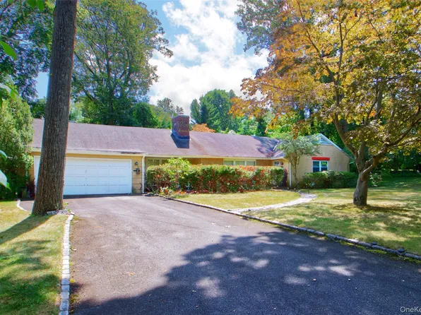 82 The Serpentine, Roslyn, NY 11576