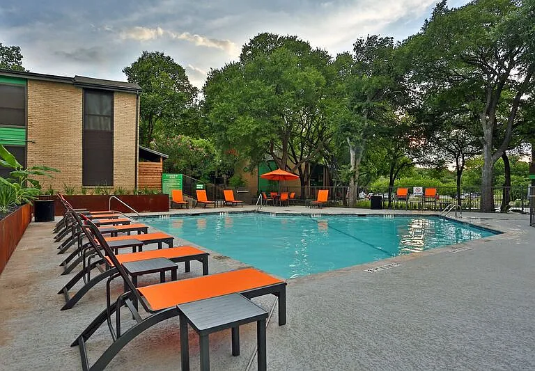 Verde Apartments — Photo 1