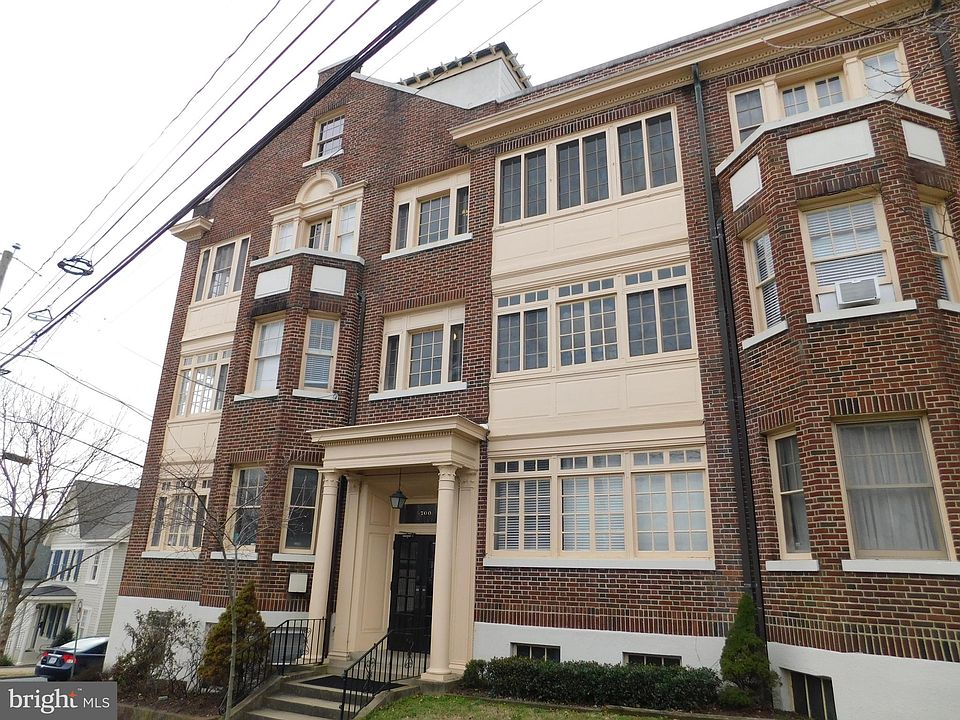 1st image of 700 Prince Edward St APT 3