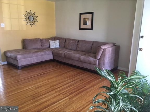 3rd image of 7243 Eastwood St