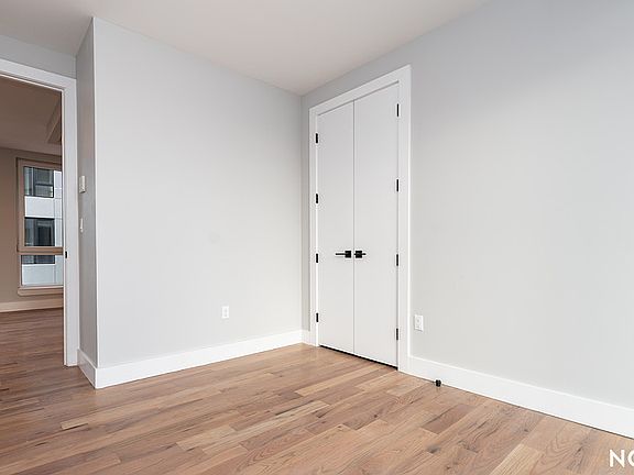 5th image of 31-61 Vernon Blvd #8W