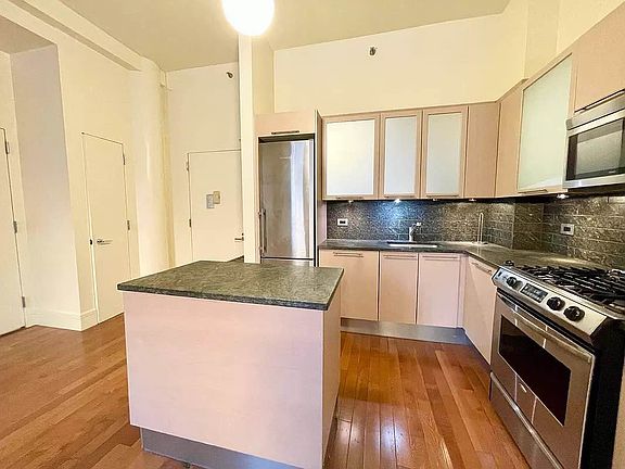 5th image of 120 Greenwich St APT 10E