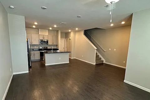 3 bed, 2.5 bath, 1619 sqft, $2,569 — Photo 3