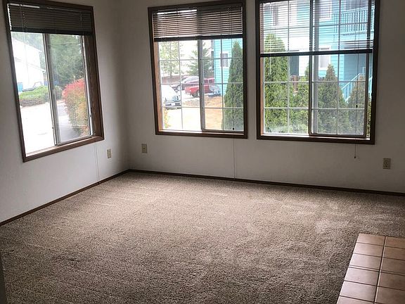2nd image of 945 SW Barrington Dr APT B2