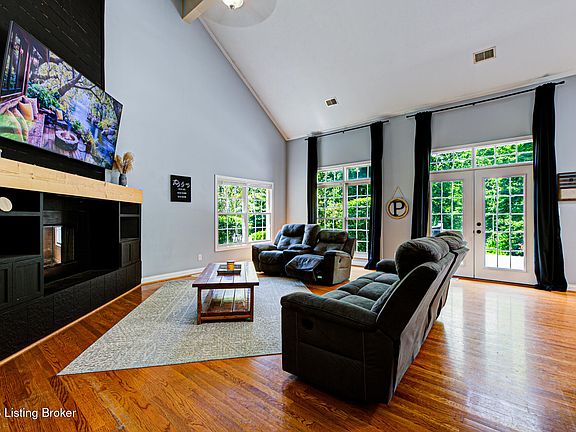 5th image of 300 Woodlawn Dr