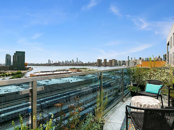 5th image of 525 Borden Ave #10L