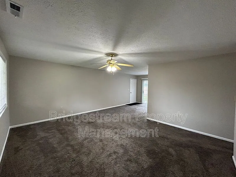 3 bed, 1.0 bath, 1092 sqft, $1,395 — Photo 2
