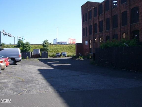 5th image of 1565 Railroad Ave