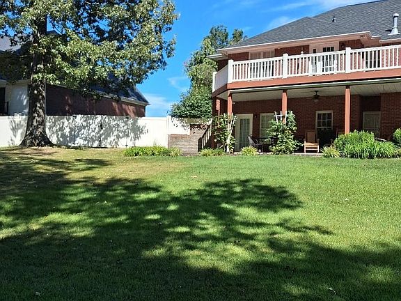 4th image of 46 Barrington Cir