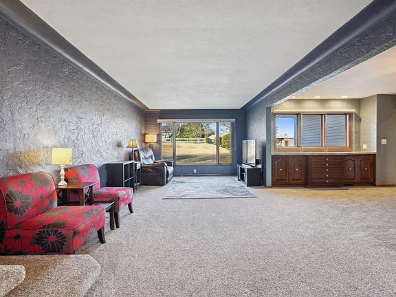 3rd image of 100 Hillside Dr E