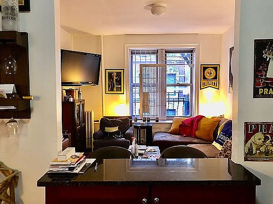 5th image of 200 Waverly Pl APT 6