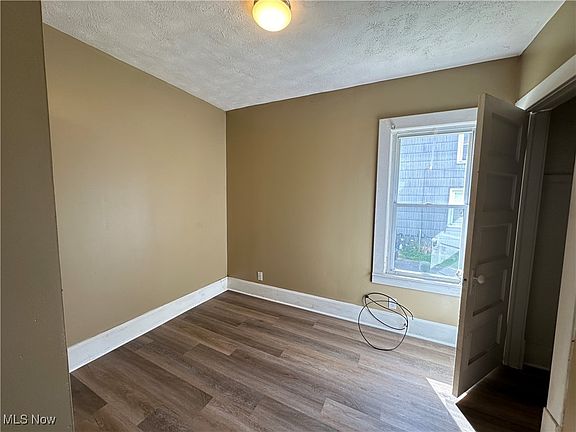 5th image of 127 Warren Ave