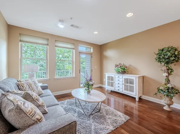 2 Harvest Dr #209, North Andover, MA 01845