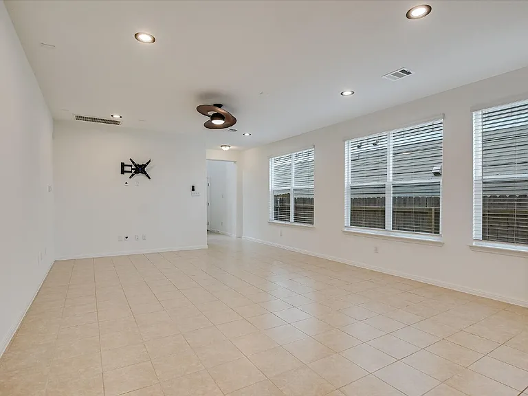 12814 Meachum Ln — Photo 5