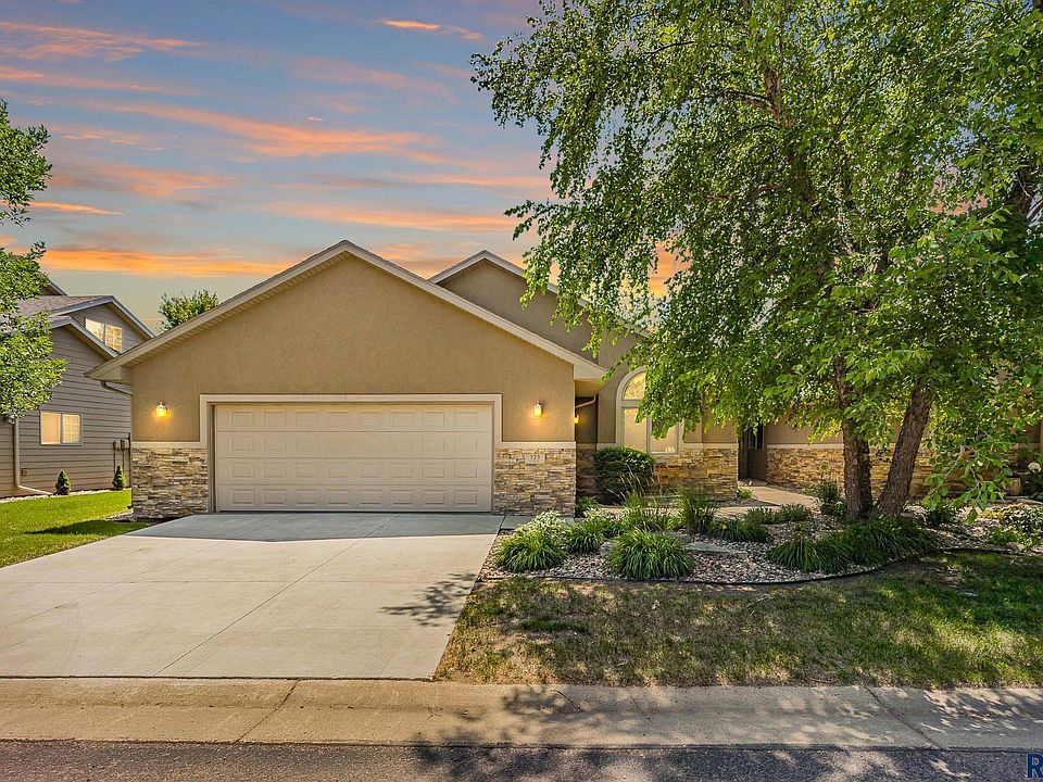 1st image of 723 E 70th Pl