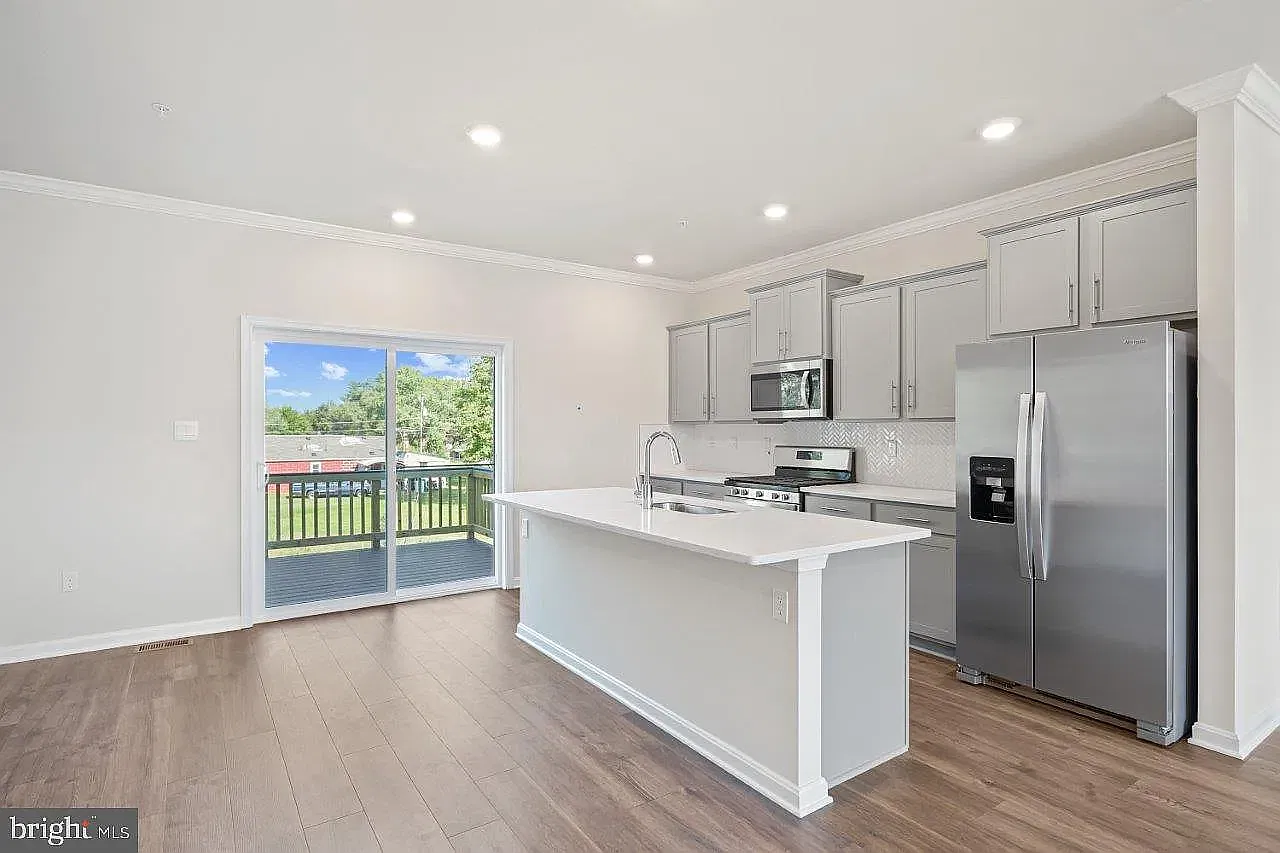 4 bed, 3.5 bath, 1969 sqft, $3,195 — Photo 4