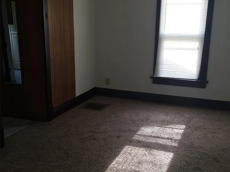 208 Lindale Ave — Photo 3