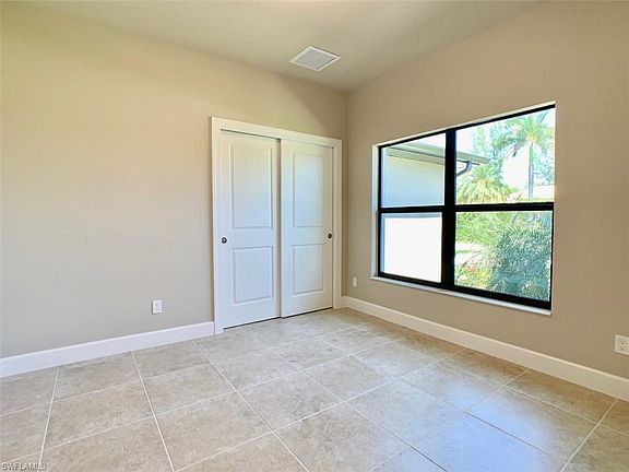 4th image of 924 SW 28th Ter