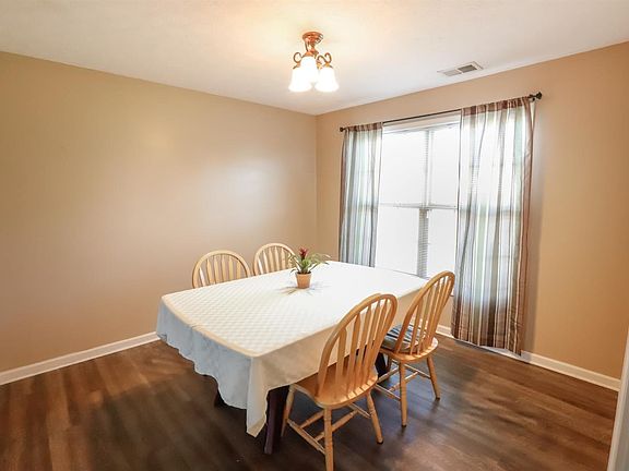 3rd image of 517 Thames Cir