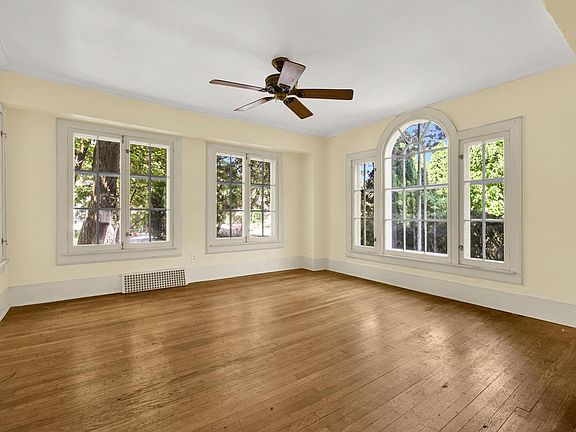 3rd image of 3495 N Maryland AVENUE