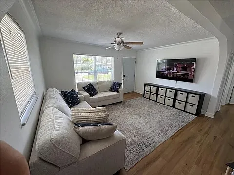 2 bed, 832 sqft, $2,200 — Photo 2