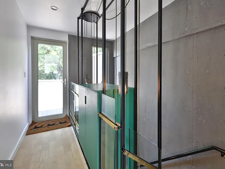 725 S 6th St — Photo 30