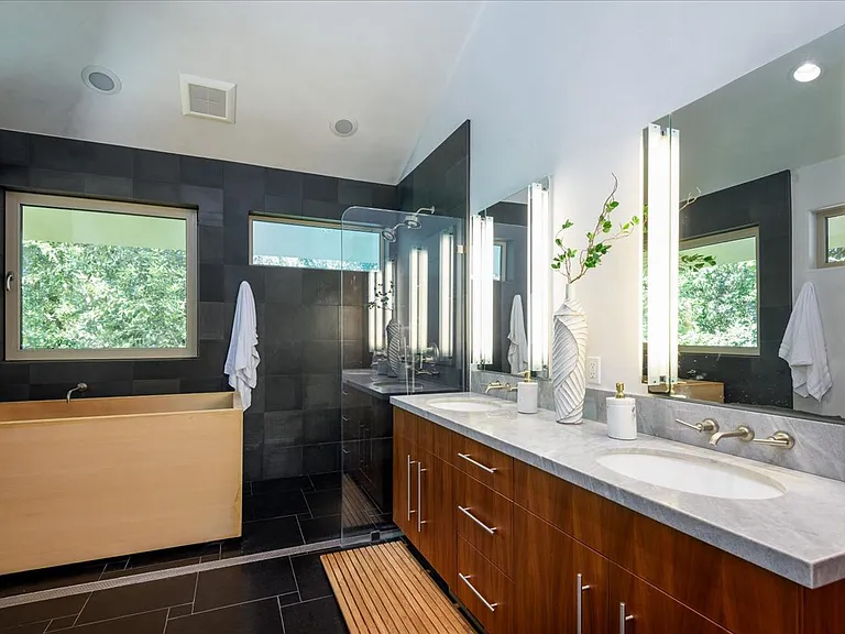 16345 Sanborn Rd — Photo 27