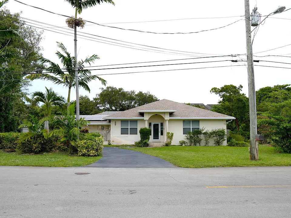821 SW 13th Ct