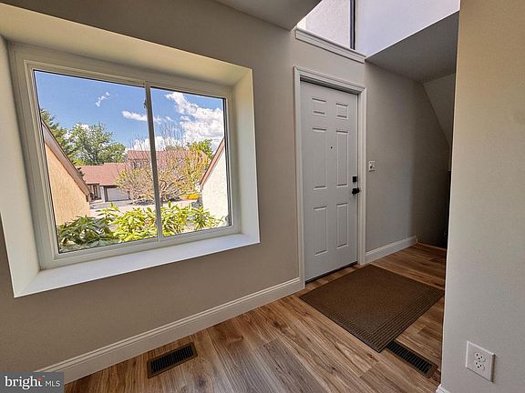 4th image of 402 Harrison Pl