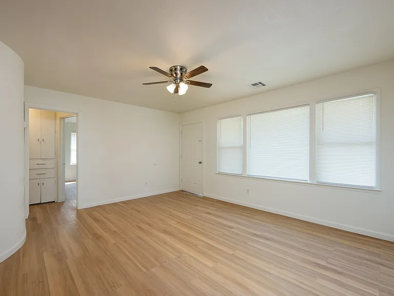 511 E Grumman Dr — Photo 6