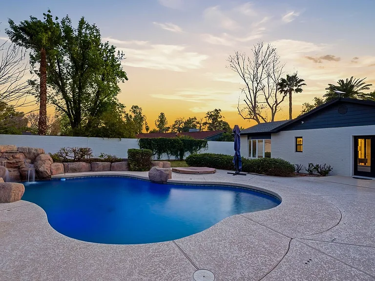 2939 N Manor Dr W — Photo 63