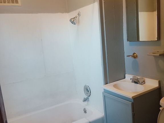5th image of 600 W Adams St APT 4