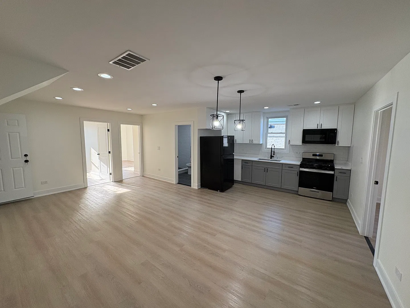 3 bed, 1100 sqft, $2,600 — Photo 4