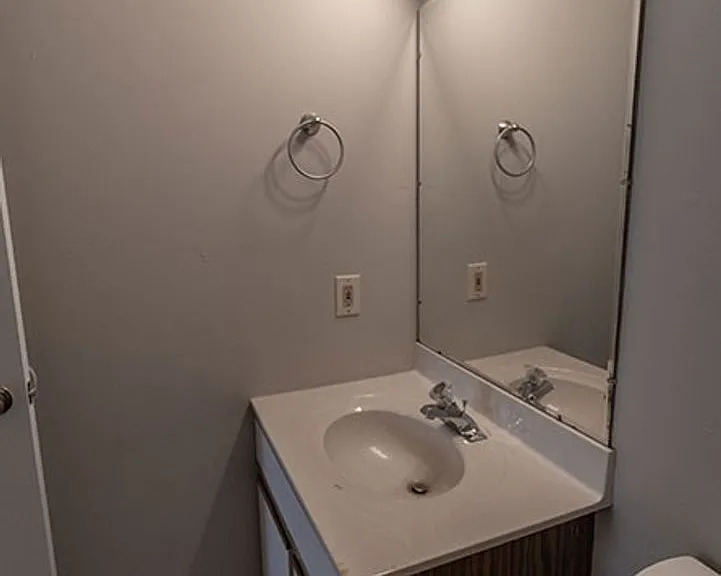 1913-1915 Greenleaves Ct — Photo 16