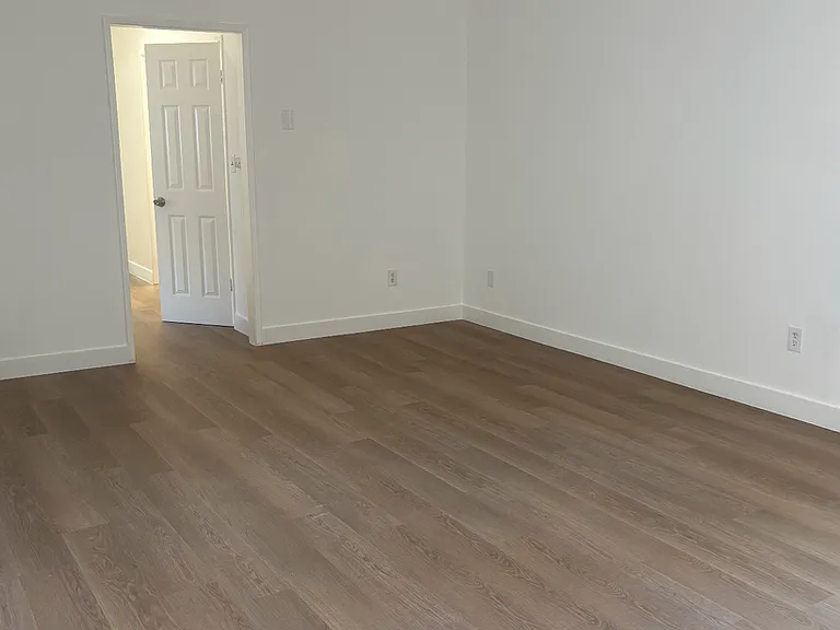 7061 Whitsett Ave — Photo 4