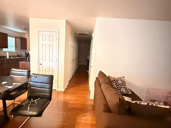 3rd image of 2209 Julia Ave