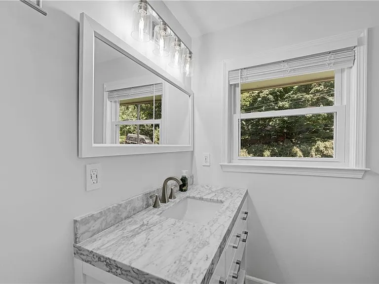 2127 Desmond Dr — Photo 8