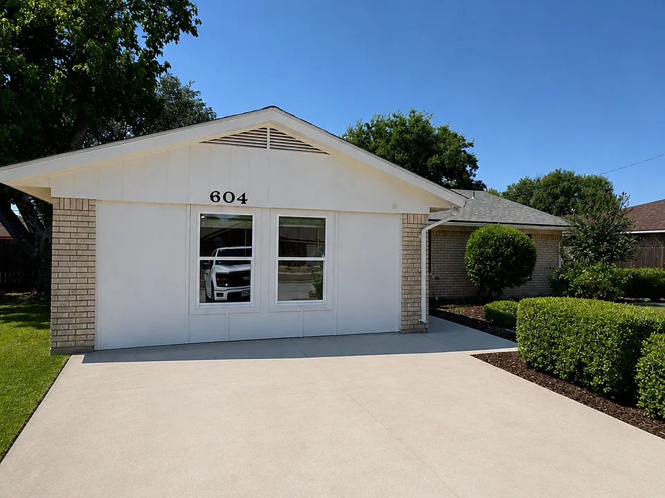 604 Colonial Ln