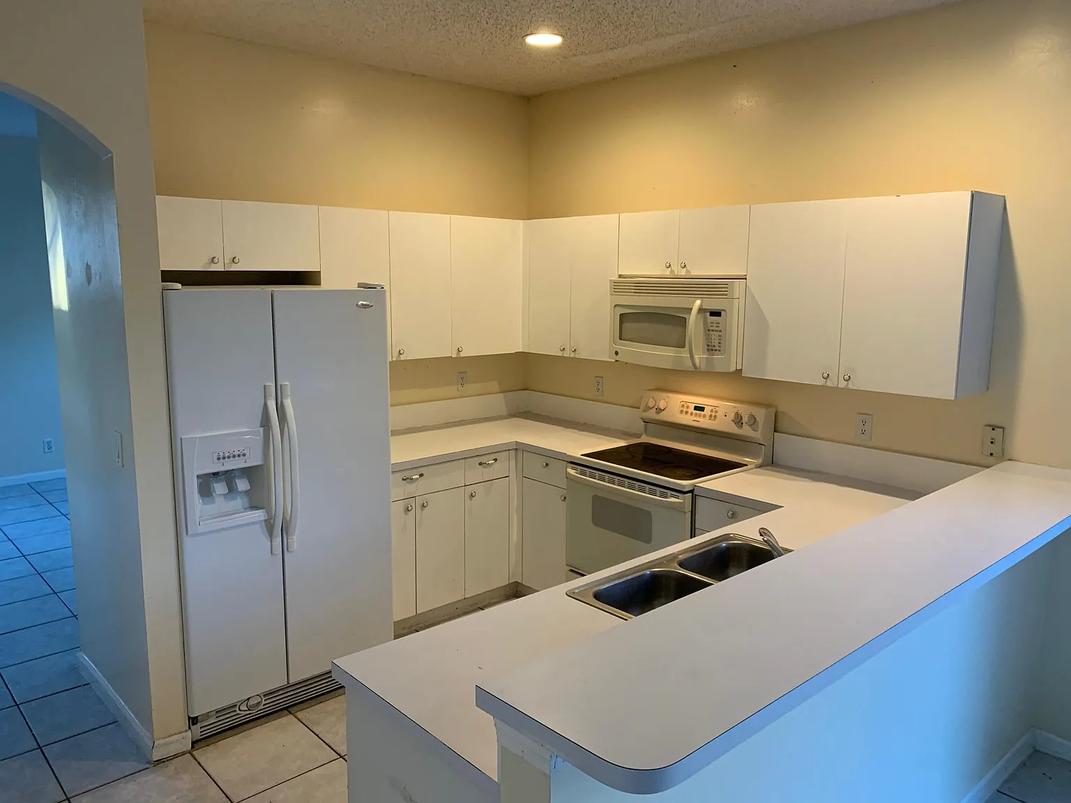 4 bed, 2.5 bath, 1956 sqft, $3,200 — Photo 2