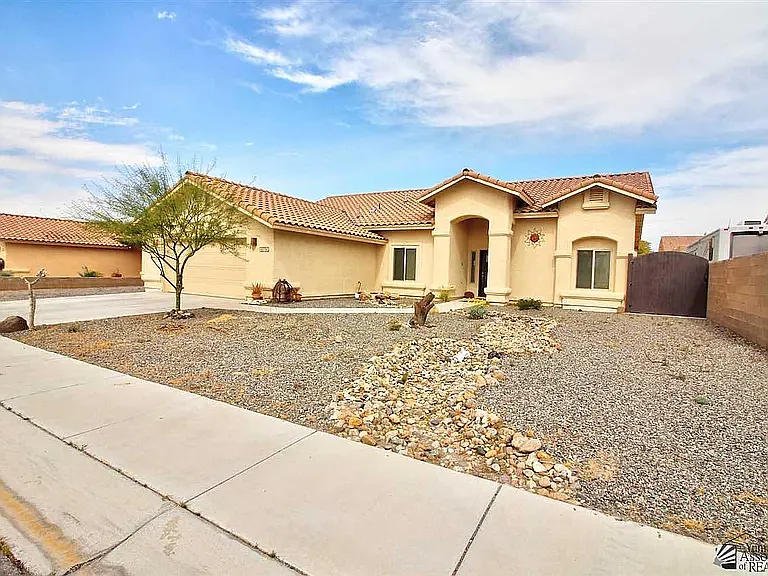 4 bed, 1760 sqft, $1,900 — Photo 1