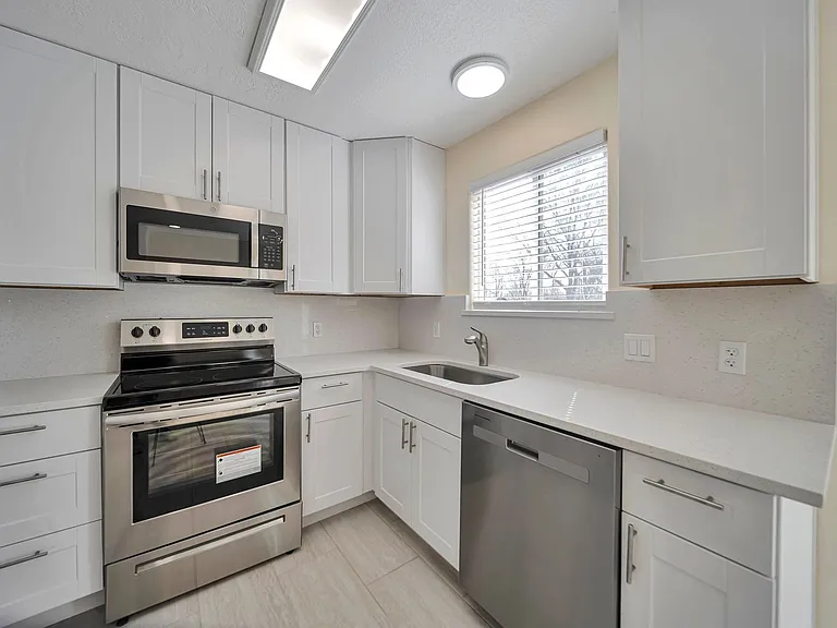 2255 W Red Robin Rd — Photo 2