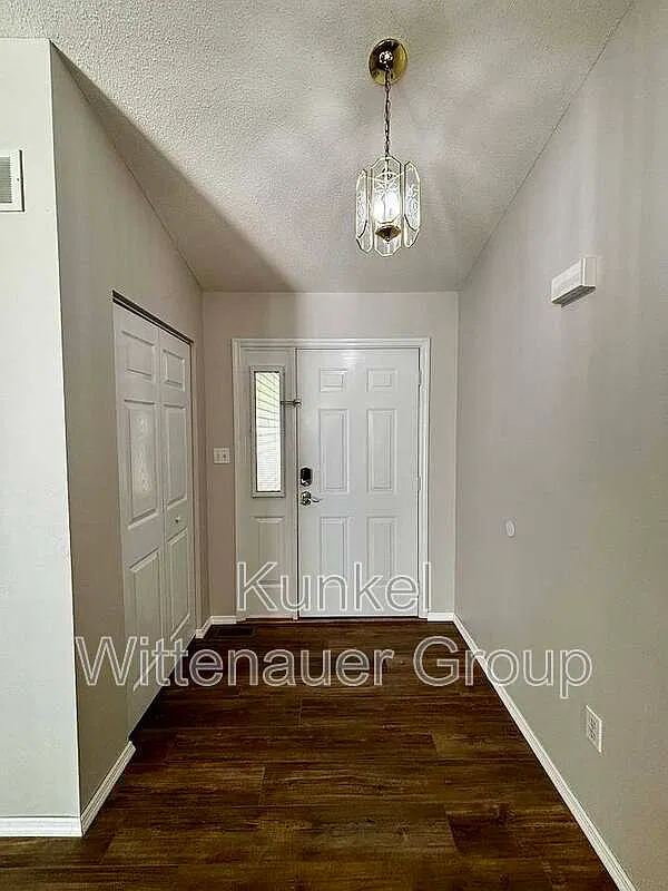 3 bed, 3.0 bath, 2007 sqft, $2,500 — Photo 4