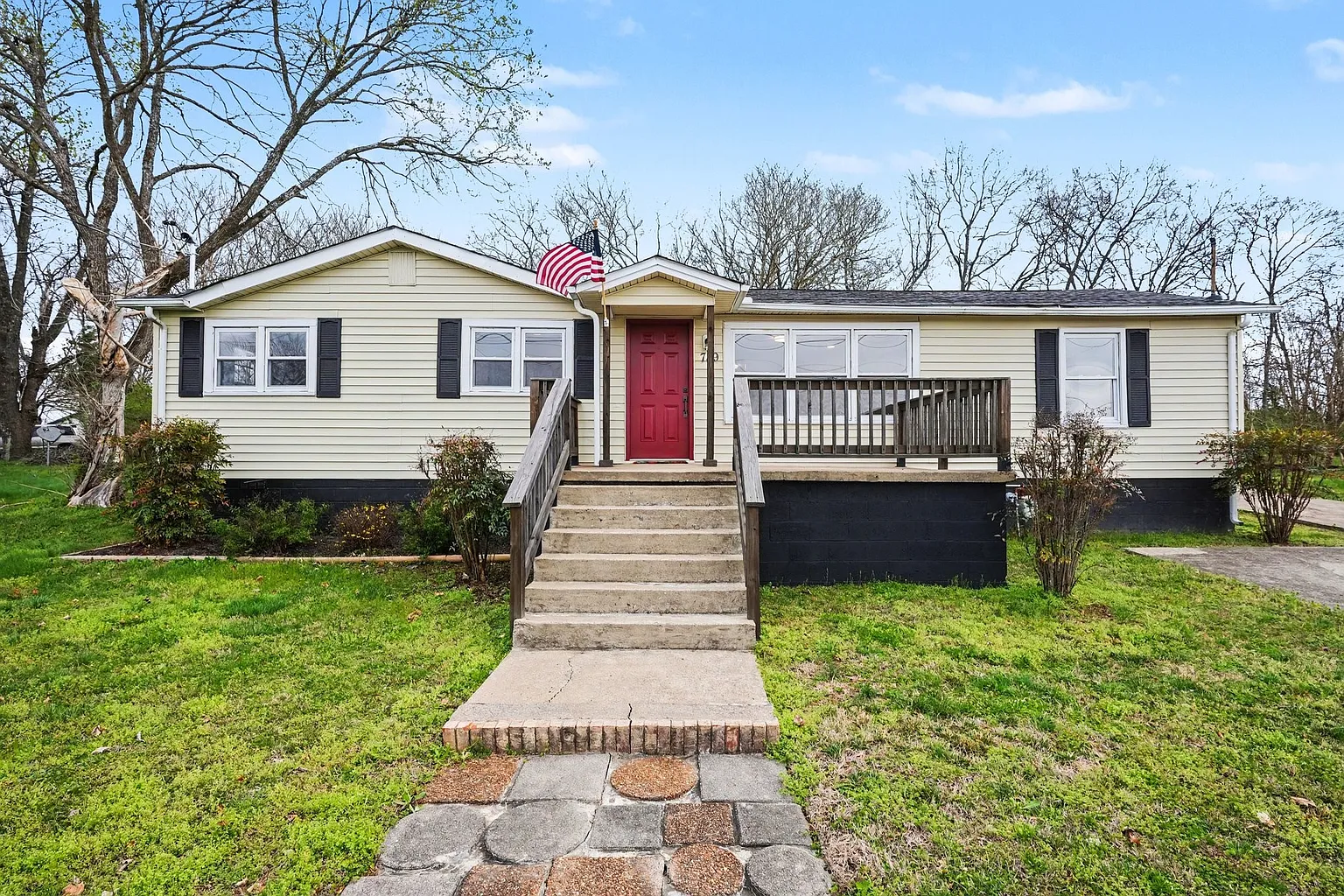 789 Anthony St photo 1