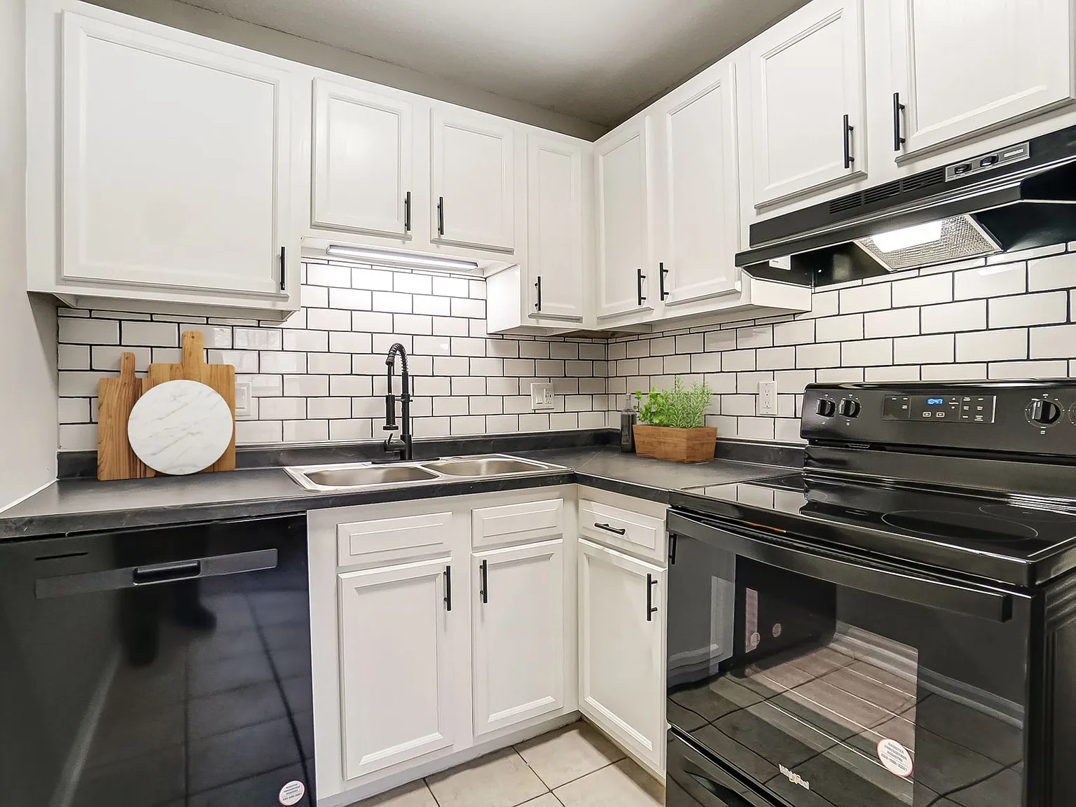 Coral Club Apartments — Photo 1