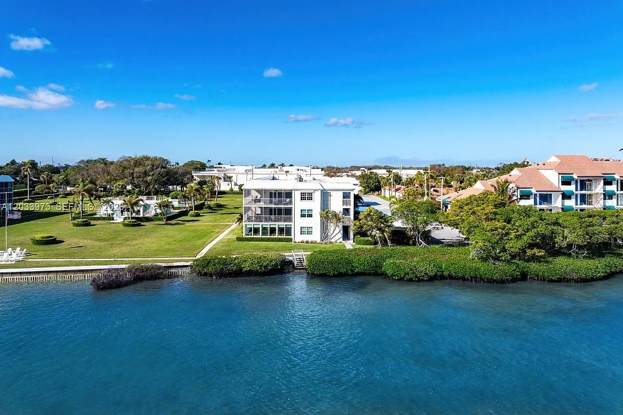Waterway Beach Condos — Photo 1