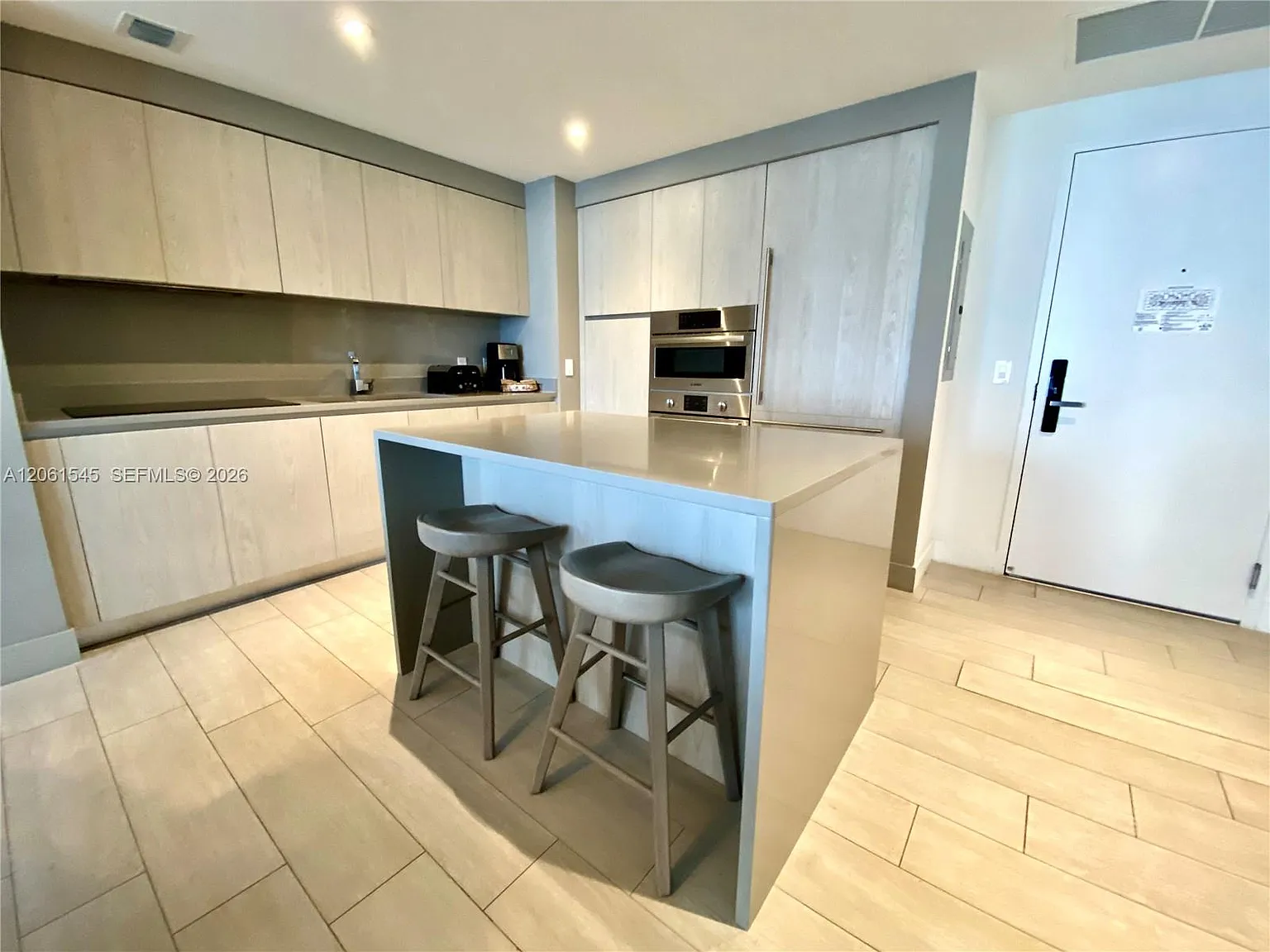 2 bed, 2.0 bath, 1054 sqft, $6,500 — Photo 2